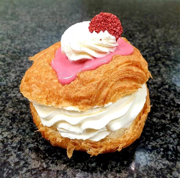 Jordbær-Rabarber Fløde fastelavnsbolle